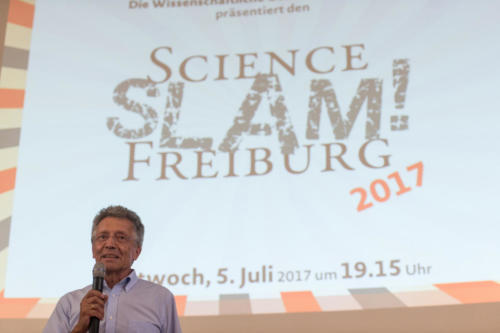 Prof. Dr. Karl-Reinhard Volz, Vorsitzender der Wissenschaftlichen Gesellschaft, begrüßt das Publikum